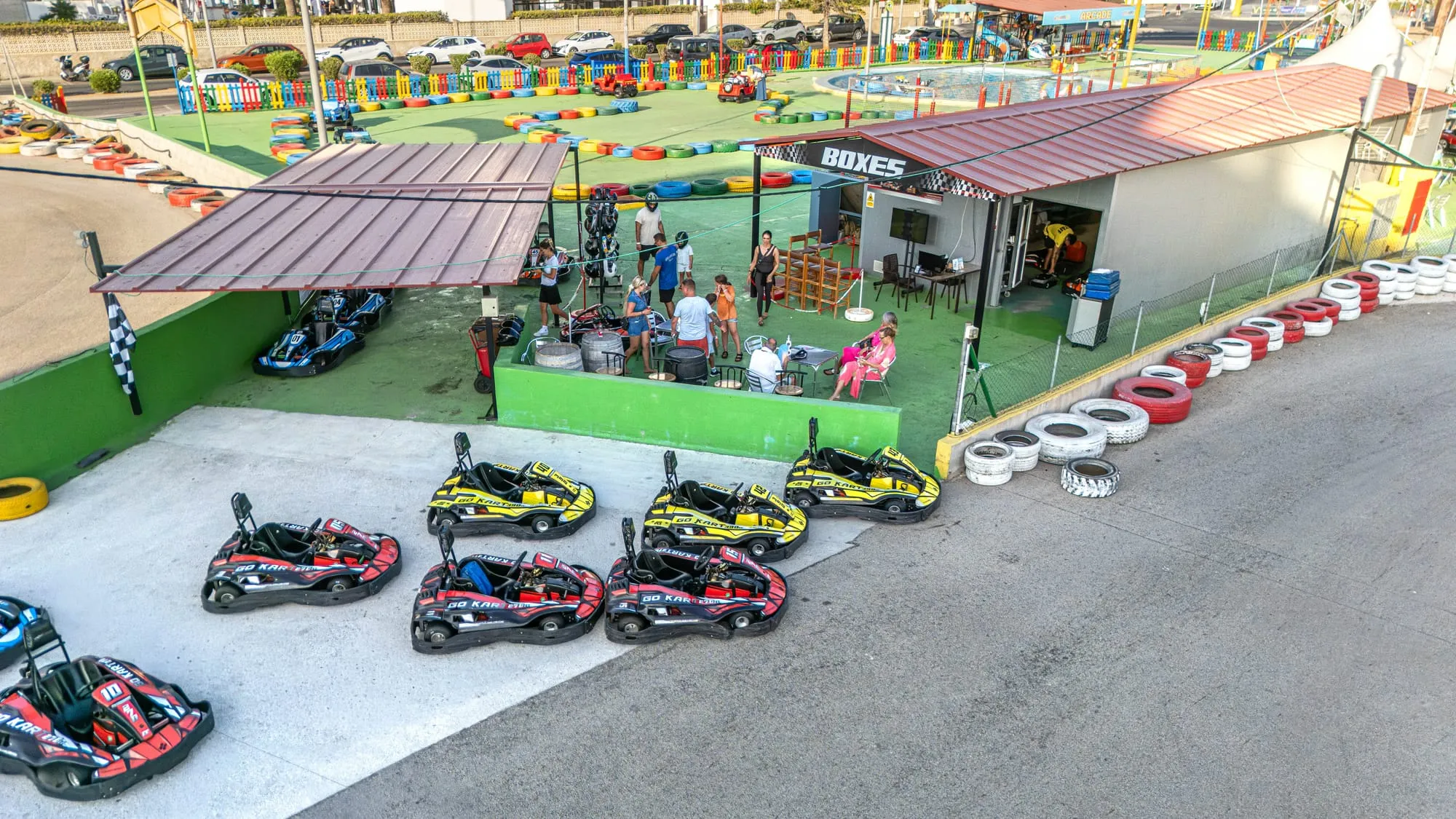 Vista aérea de los boxes y la flota de karts