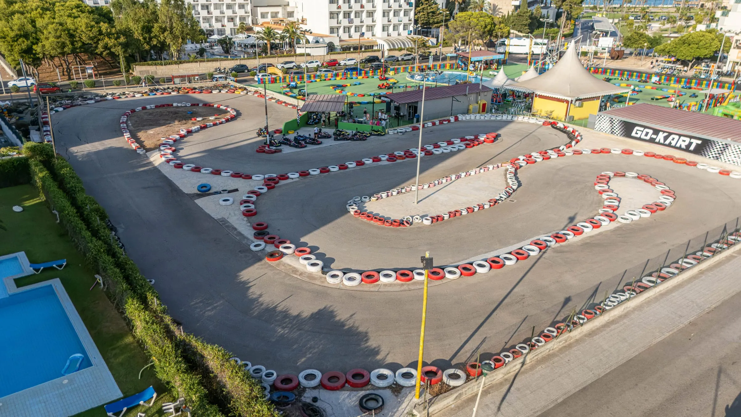Vista aérea del circuito de Go Kart Cala Millor con los karts en pista