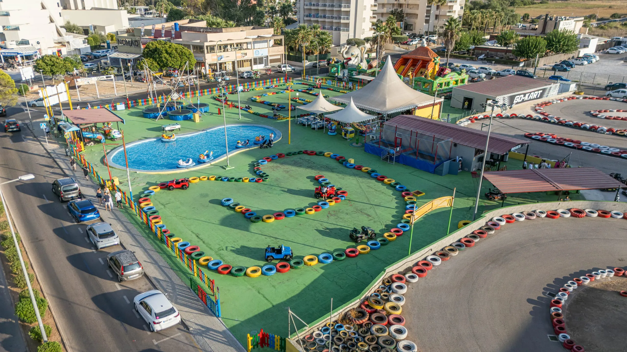 Vista aérea de todo Fantasy Park: piscina, circuitos y carpas