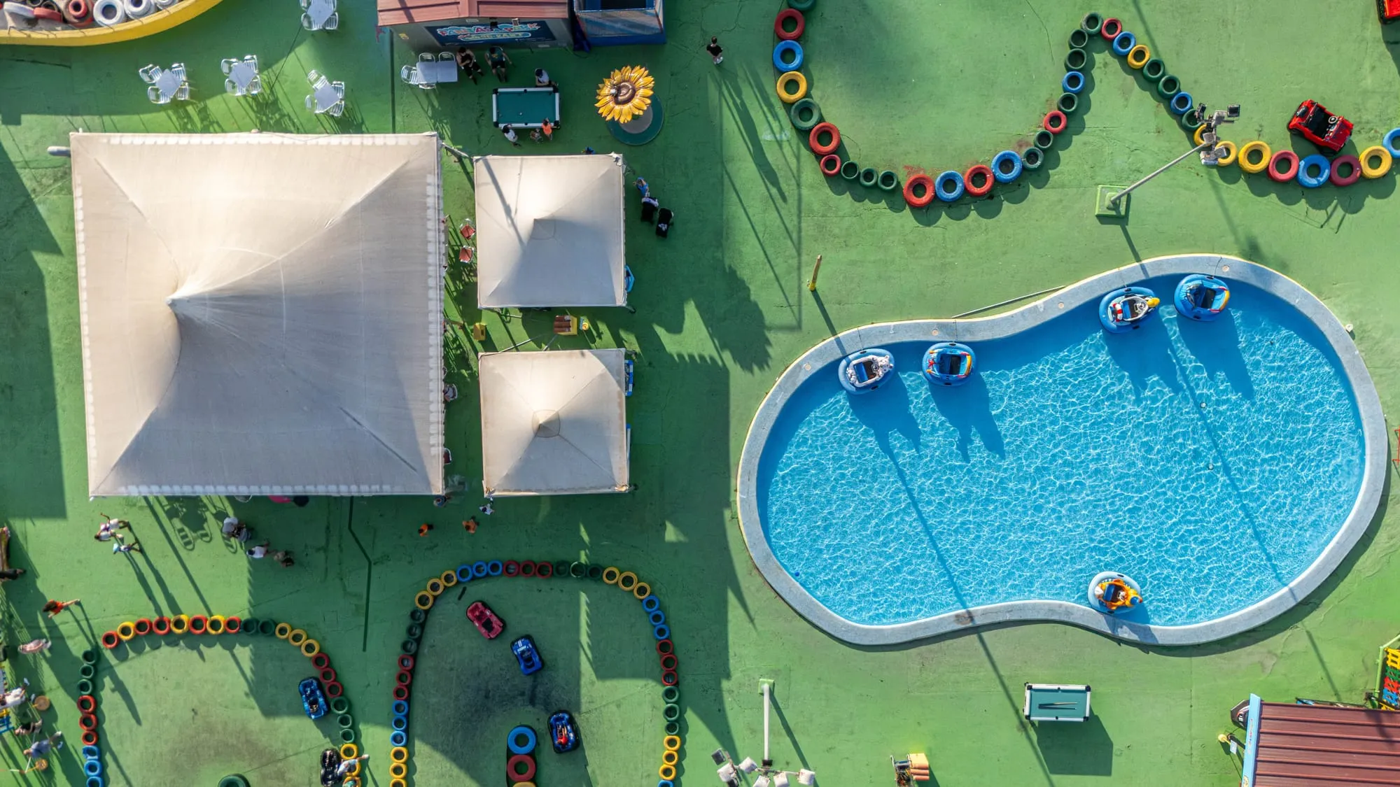 Vista aérea de la piscina y las carpas del parque