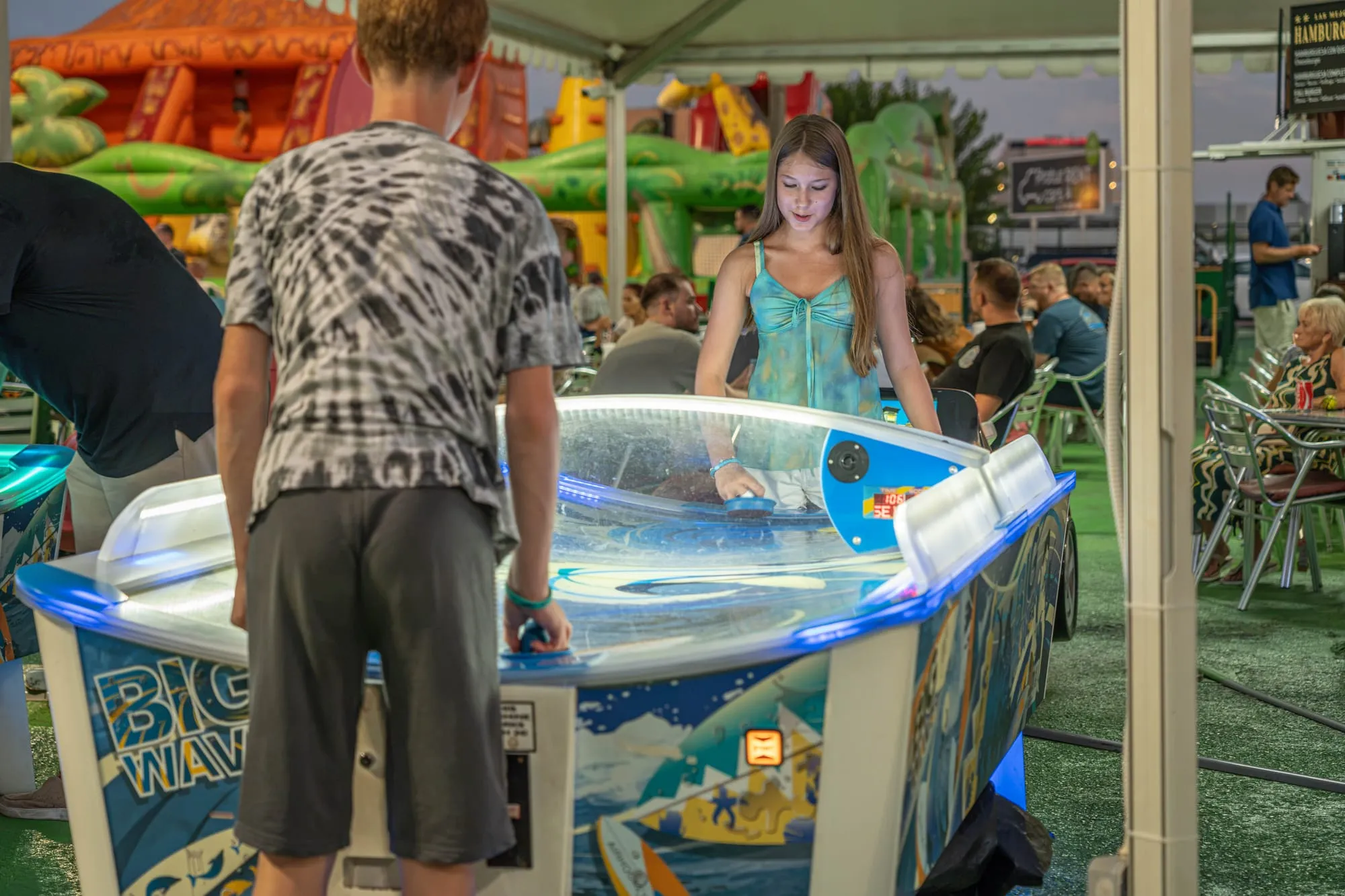 Partida de air hockey en la zona arcade