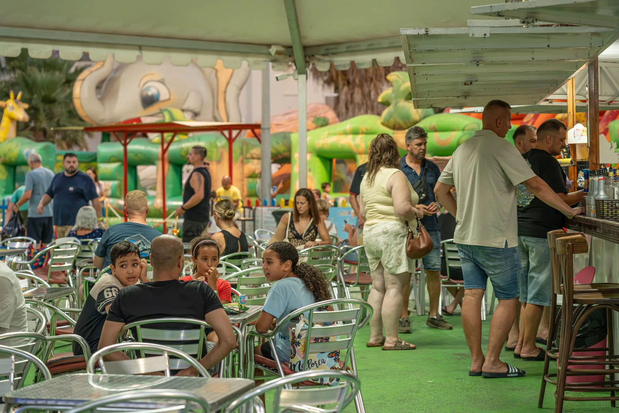 Gäste an der Theke und an den Tischen der Bar im Fantasy Park