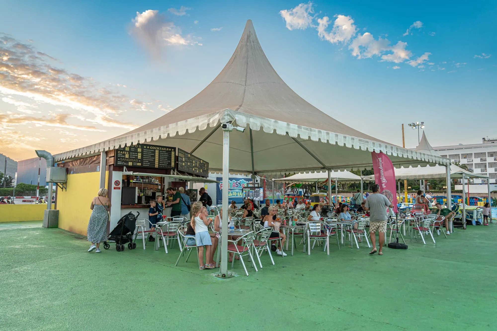 Carpa del bar restaurante de Fantasy Park al atardecer