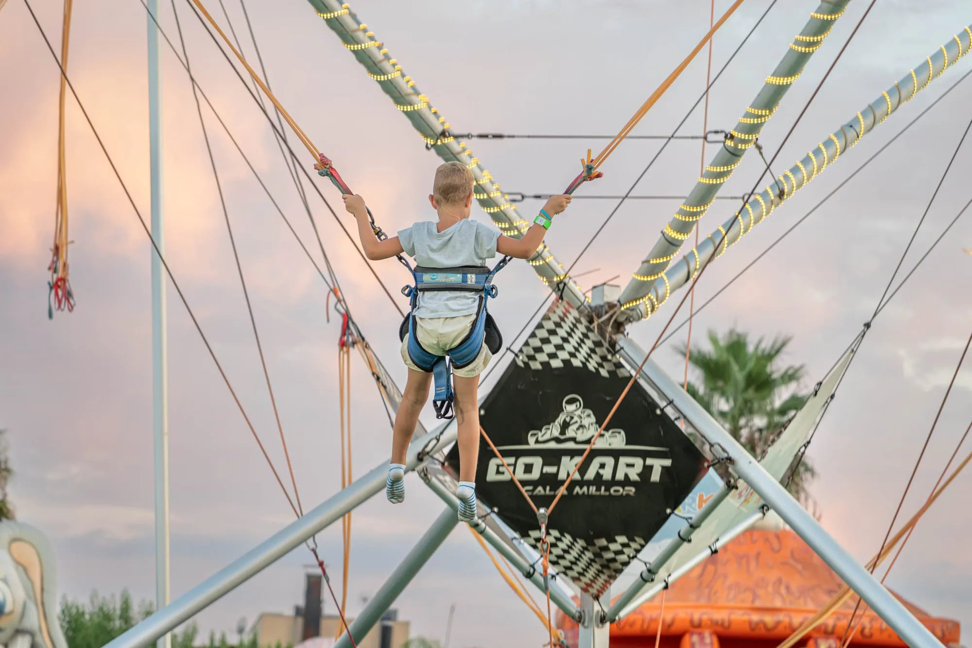 Salto de bungy jumping al atardecer