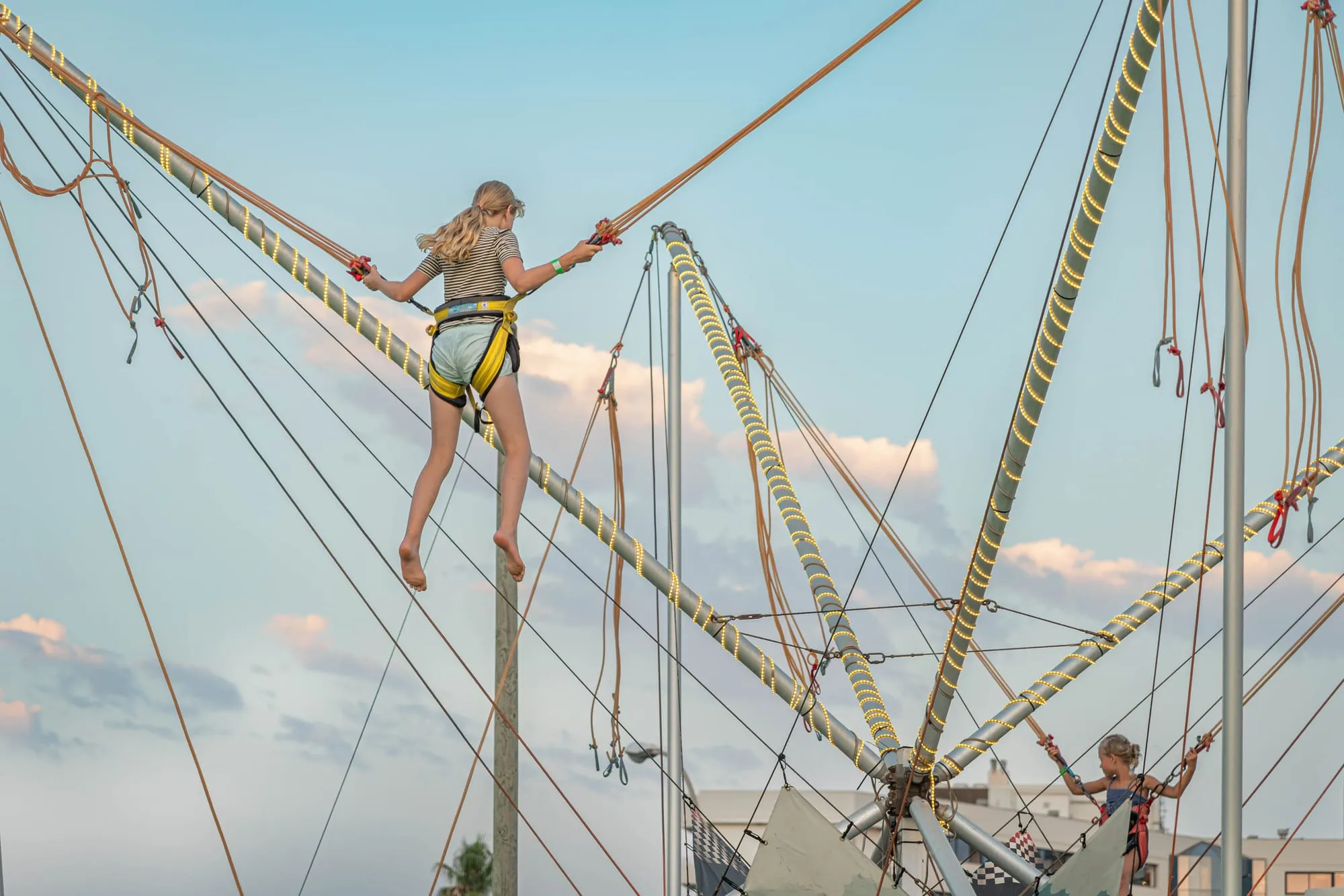 Bungy jumping al atardecer
