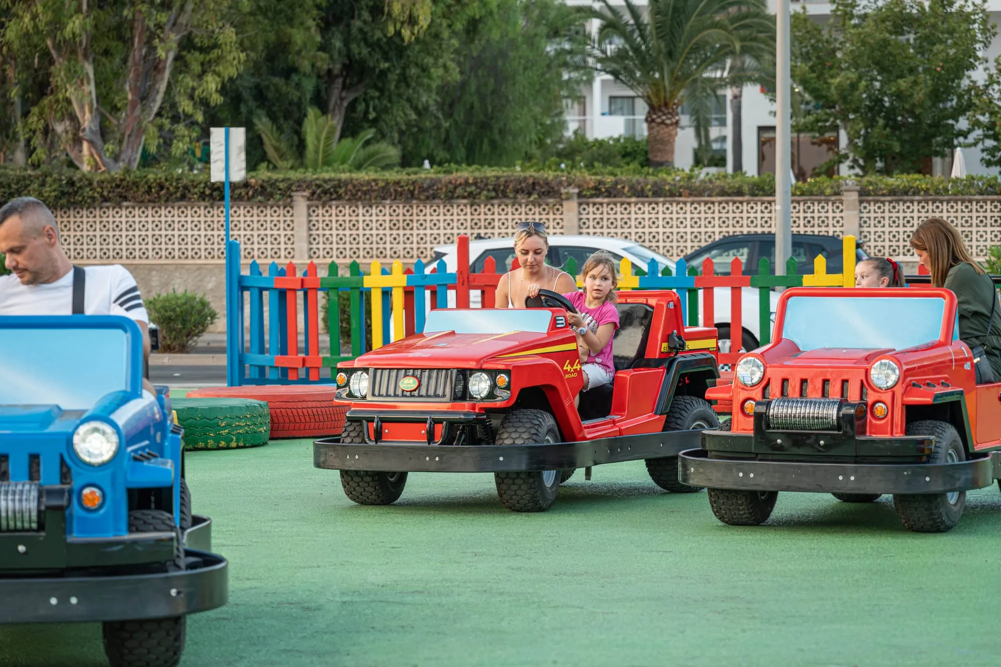 Coches eléctricos tipo jeep con niños y familias