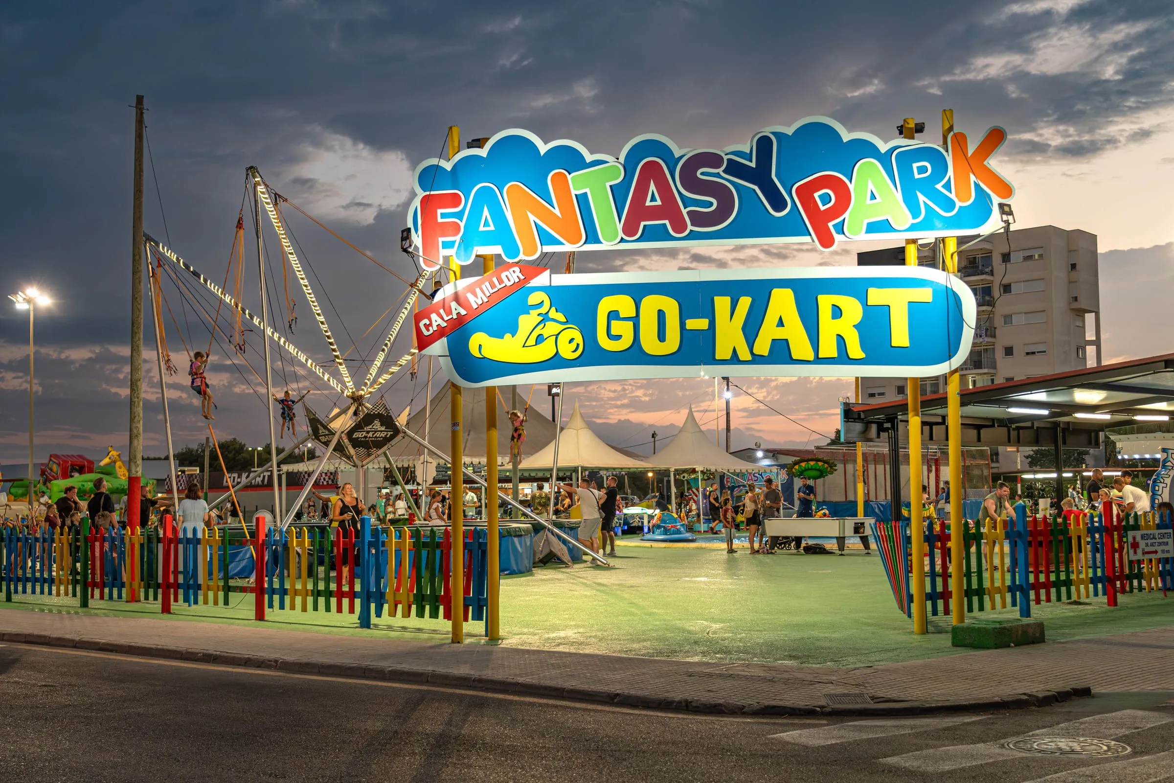 La entrada del parque iluminada de noche