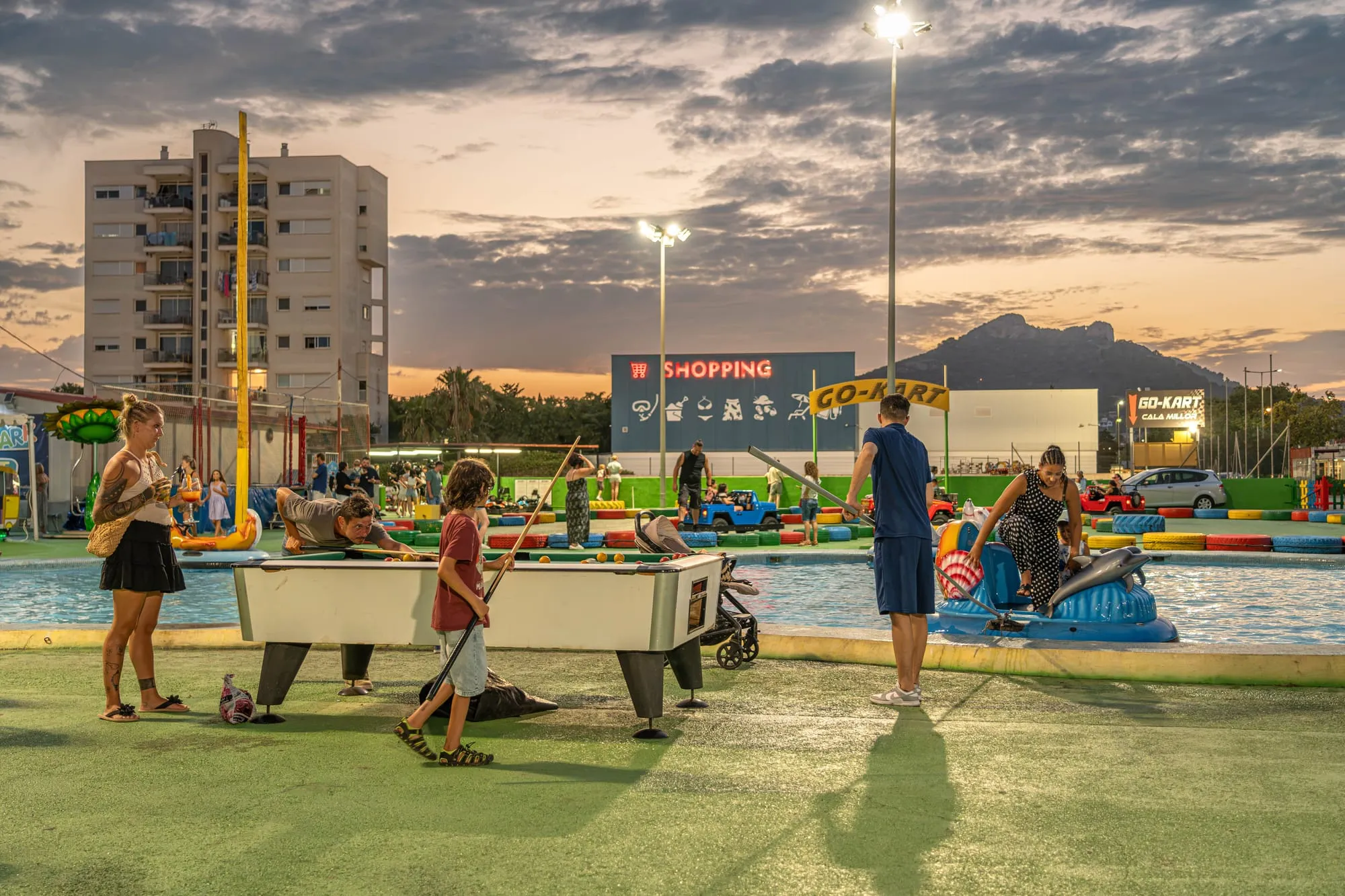 Futbolín al aire libre al atardecer