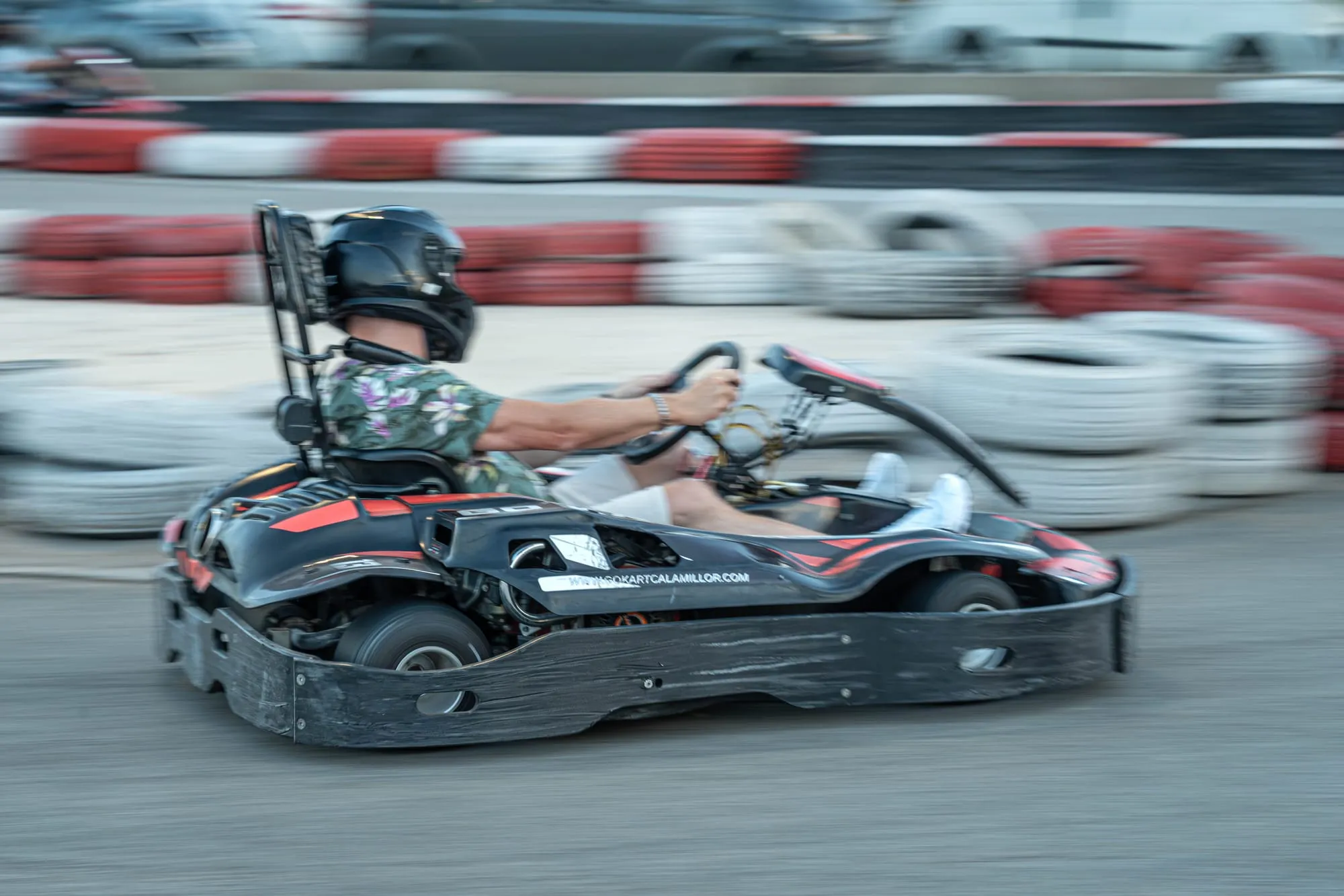Kart trazando una curva a toda velocidad