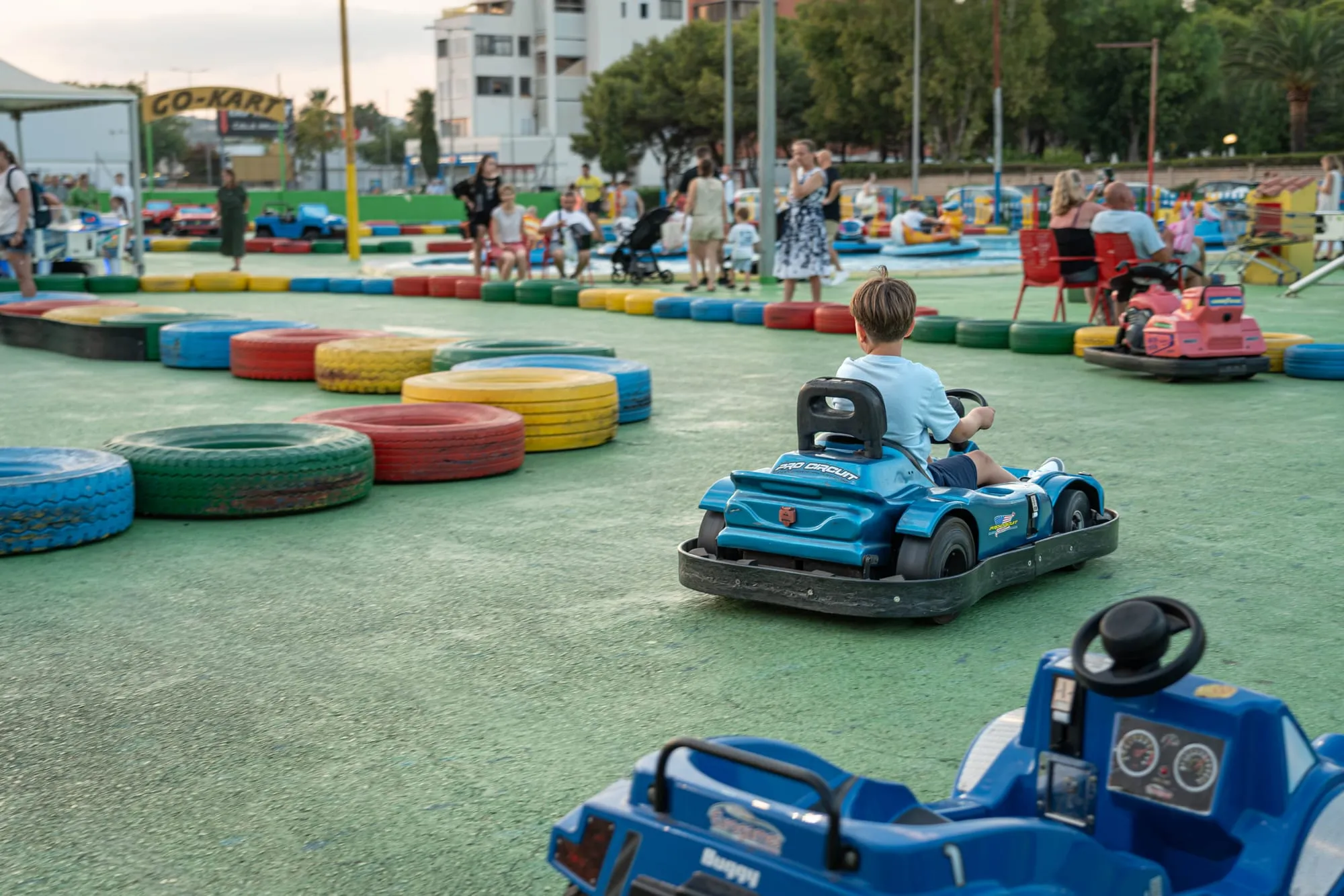 Niño conduciendo un kart infantil por el circuito