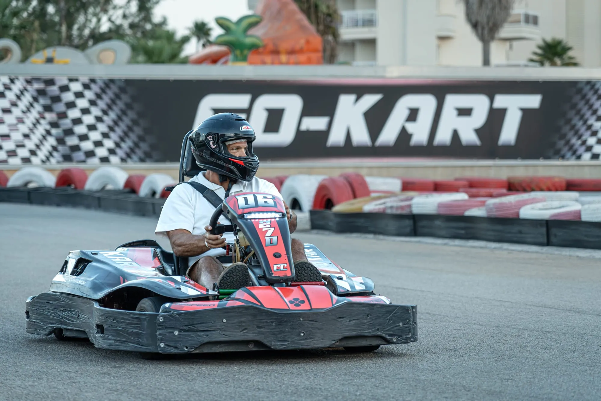 Piloto rodando frente al muro de Go-Kart Cala Millor