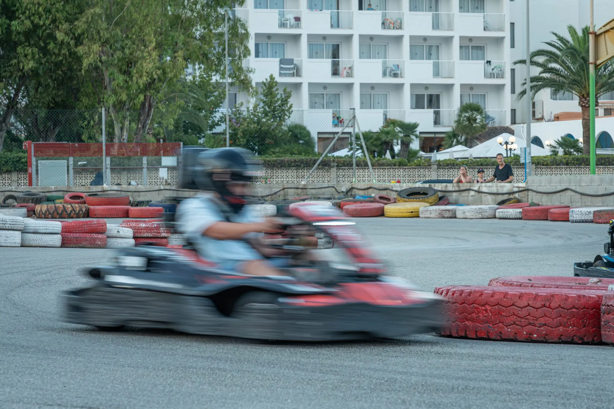 Kart pasando a toda velocidad frente a las protecciones