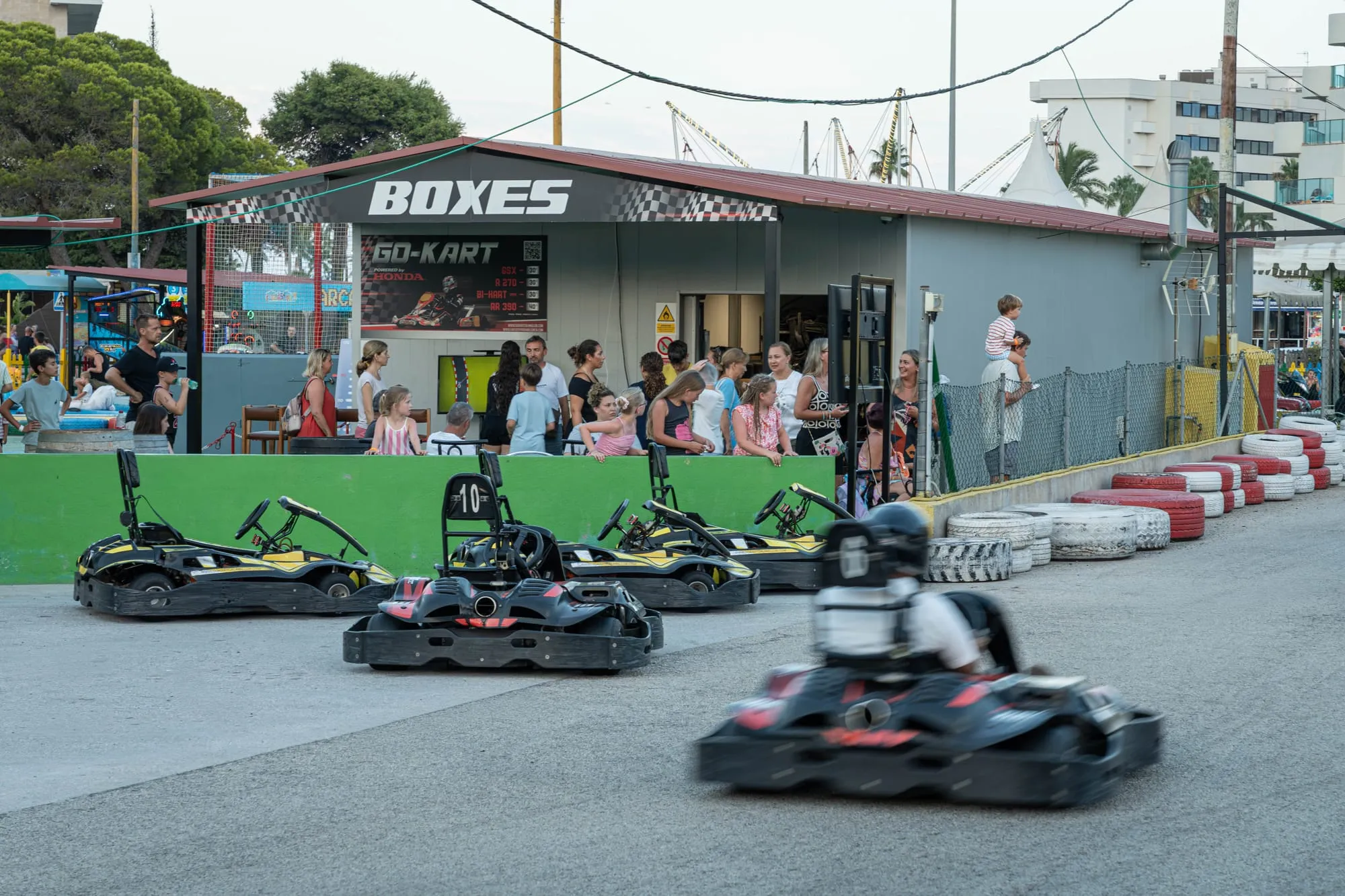 Karts en boxes con el público esperando su turno