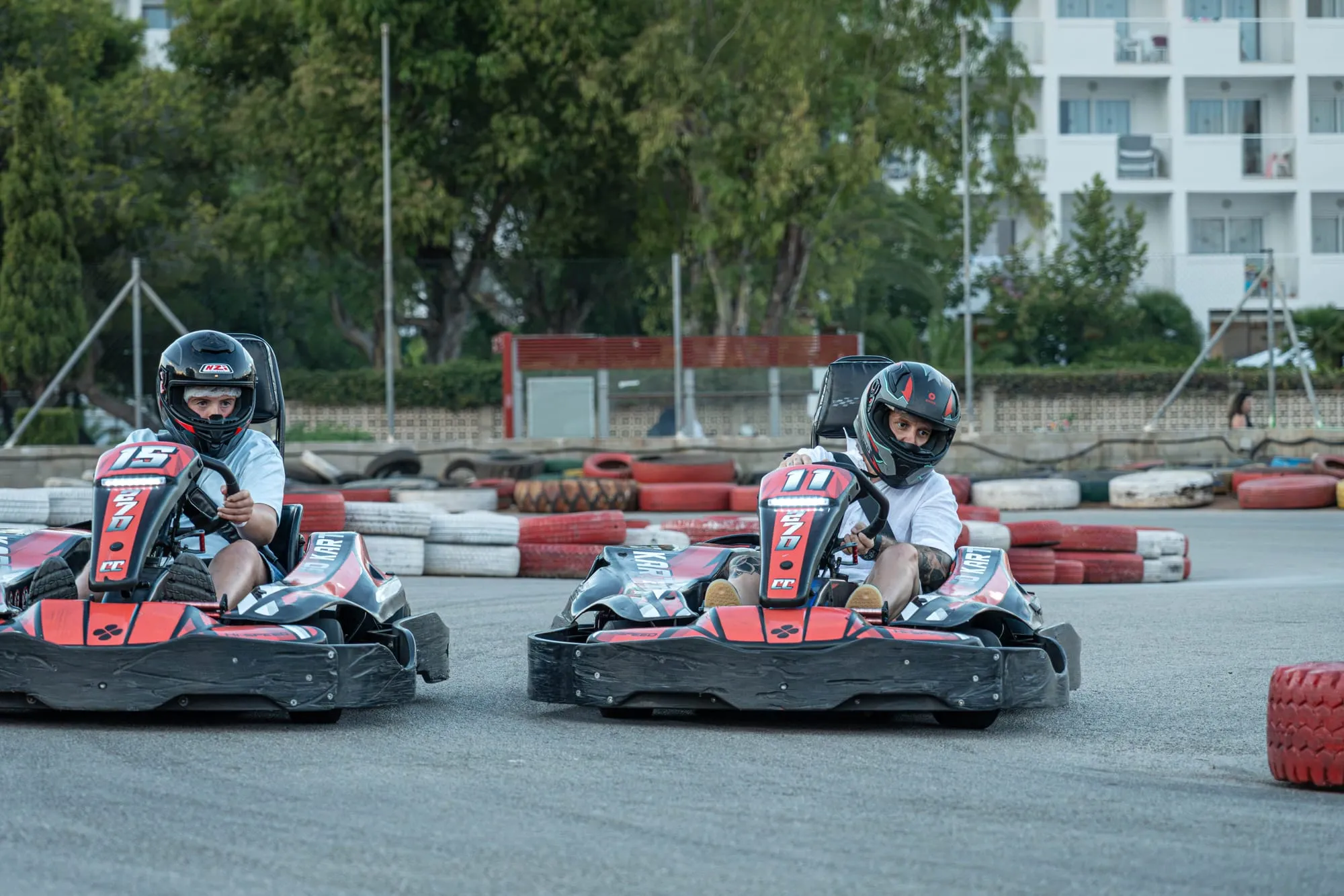 Dos karts luchando por la posición en pista