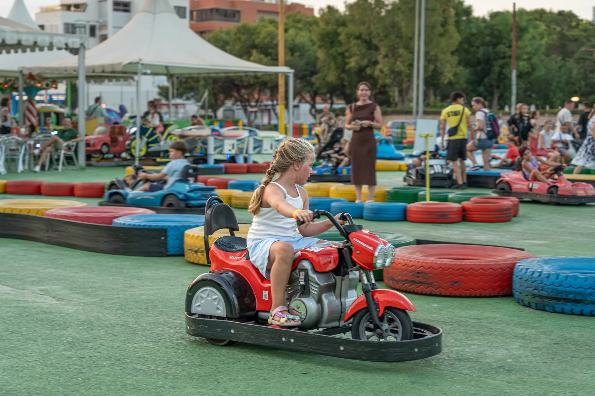 Niña pilotando una moto eléctrica en el circuito