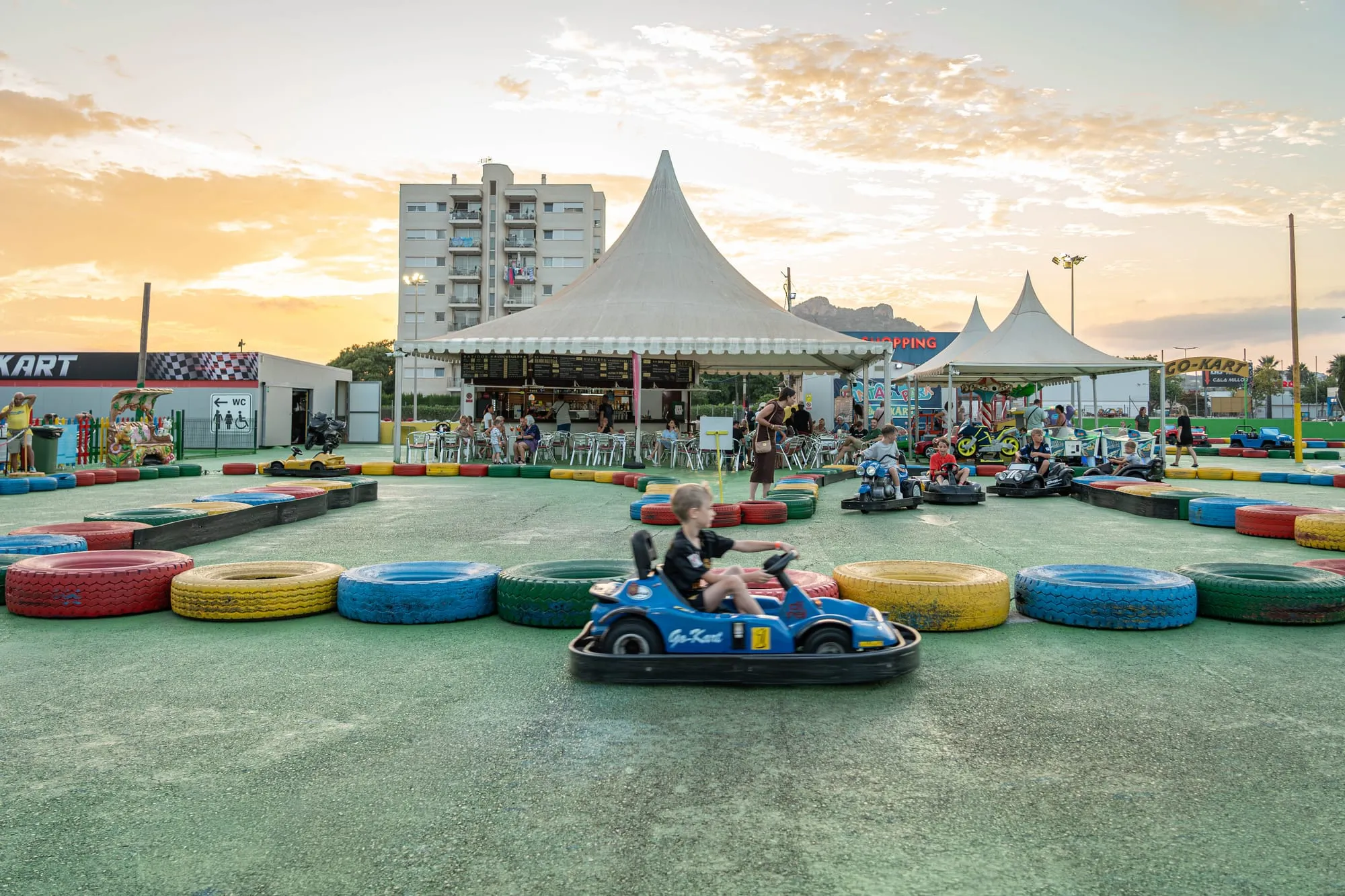 El parque y las carpas al atardecer